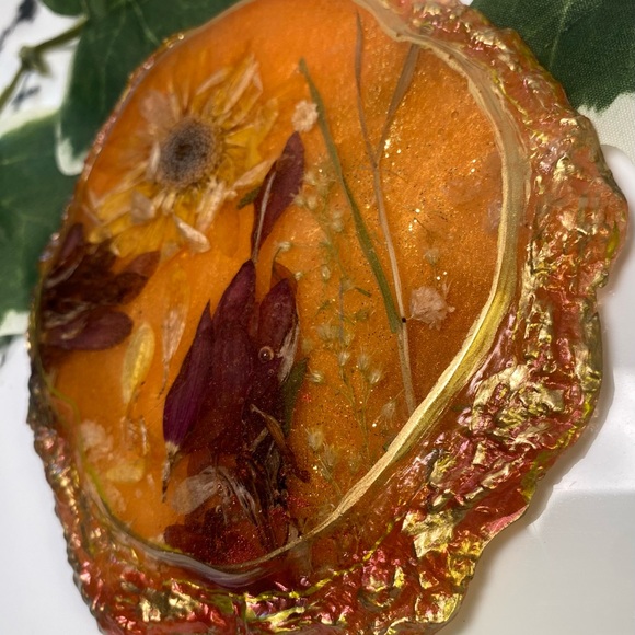 Nail art palette with real flowers. - Picture 3 of 5